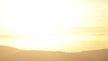 Dağlarda gün batımı zaman akıp gidiyor.