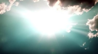 Gökyüzü ve bulutlar deniz. Zaman ayarlı gün batımı.