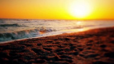 Denizde şafak vakti. deniz dalgaları ağır çekimde