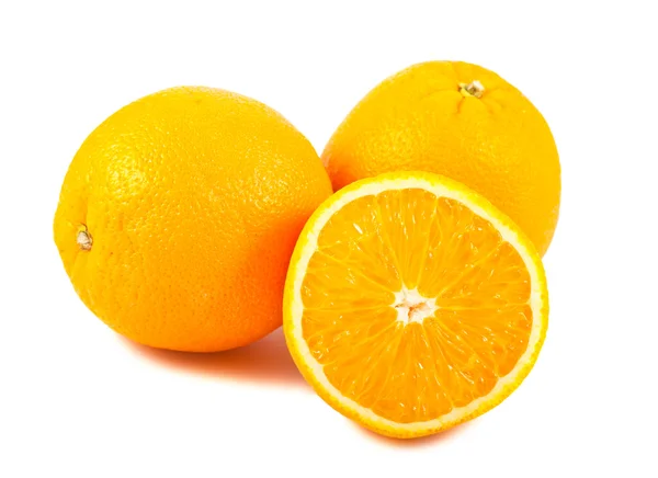 Gesneden en hele oranje vruchten — Stockfoto