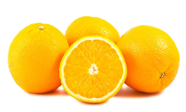 Plátky a zcela zralé oranžové plody — Stock fotografie