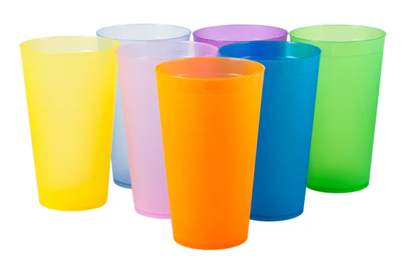 Tasses en plastique de différentes couleurs — Photo