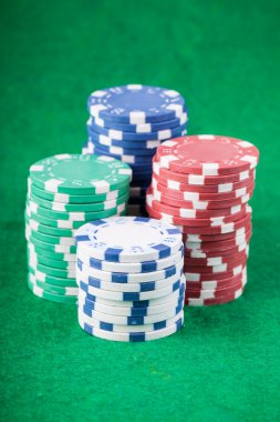 Yeşil tablo oynayan Poker fişleri