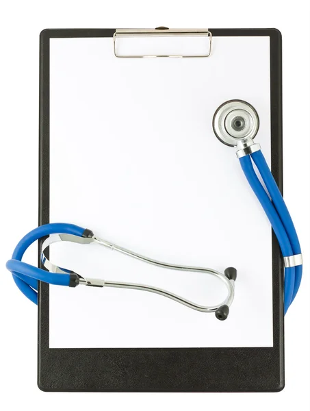 Медицинский стетоскоп и пустой планшет — стоковое фото