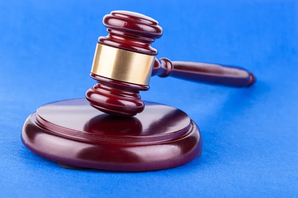 Judges gavel on blue background — Stock Photo, Image