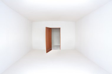 Boş beyaz odada açılan kapı