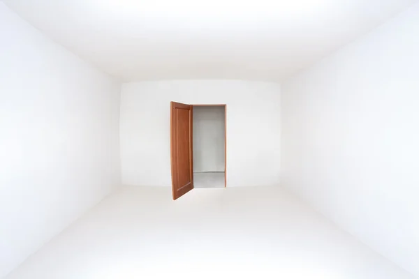 Открытая дверь в пустой белой комнате — стоковое фото