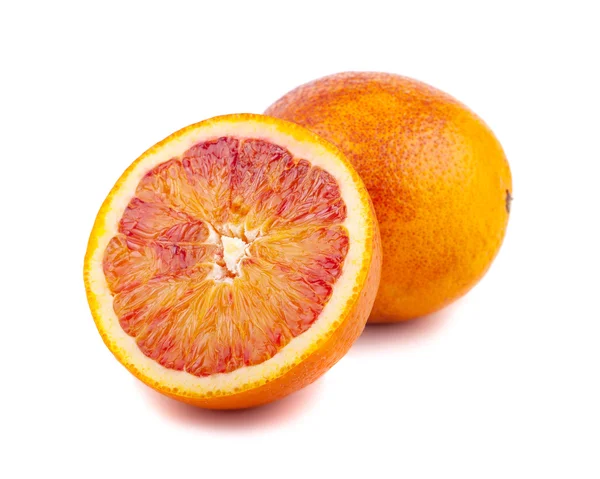 Metade e cheio de laranjas vermelhas de sangue — Fotografia de Stock