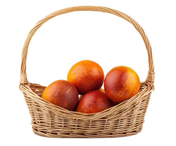 Красные апельсины в плетеной корзине — стоковое фото