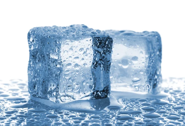 Два розтоплені кубики льоду — стокове фото