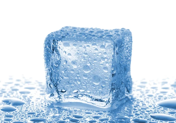 Eiswürfel mit Wassertropfen — Stockfoto