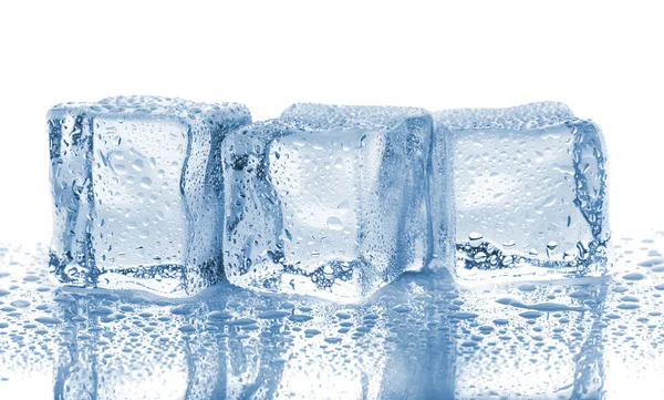 Tres cubitos de hielo derretido con gotas de agua — Foto de Stock