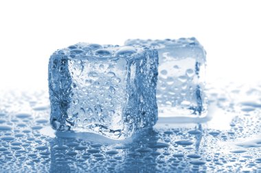 erimiş buz küpleri çifti