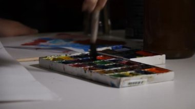 Sanatçı resim çizer.