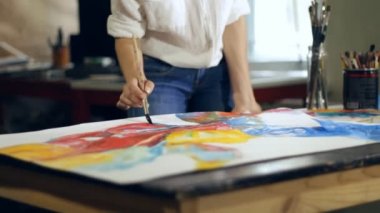 Sanatçı resim çizer.