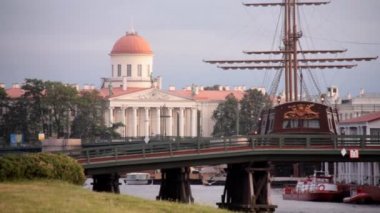 st. petersburg sokaklarında