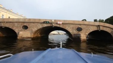 st. Petersburg'da bir teknede yürüyüş