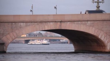 st. Petersburg'da bir teknede yürüyüş