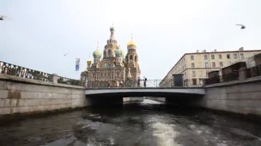 st. Petersburg'da bir teknede yürüyüş