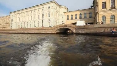 st. Petersburg'da bir teknede yürüyüş