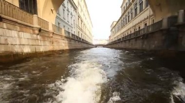 st. Petersburg'da bir teknede yürüyüş