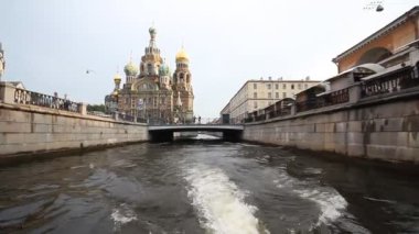 st. Petersburg'da bir teknede yürüyüş
