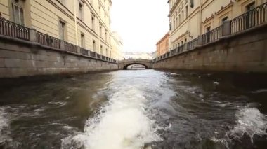 st. Petersburg'da bir teknede yürüyüş