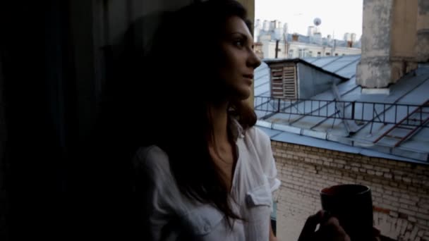 Красивая женщина у окна ползунка — стоковое видео