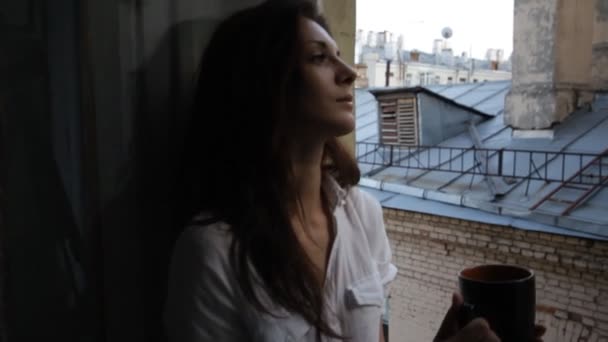 Schöne Frau an einem Fensterschieber — Stockvideo