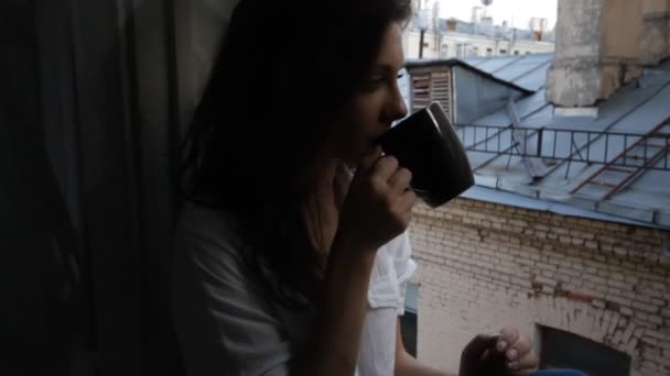 Красивая женщина у окна ползунка — стоковое видео