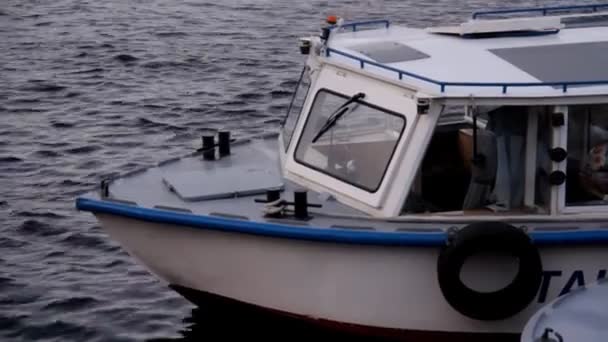 Περπάτημα σε μια βάρκα, στην Αγία Πετρούπολη — Αρχείο Βίντεο