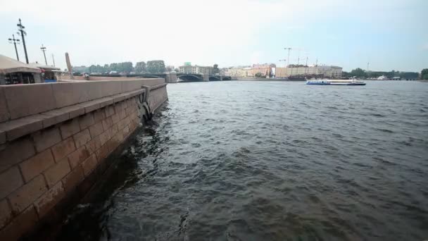 Andando em um barco em São Petersburgo — Vídeo de Stock