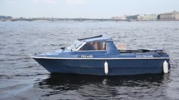 St. Petersburg'da bir teknede yürüyüş — Stok video