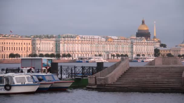 Wandelen op een boot in Sint-petersburg — Stockvideo