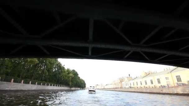 Wandelen op een boot in Sint-petersburg — Stockvideo