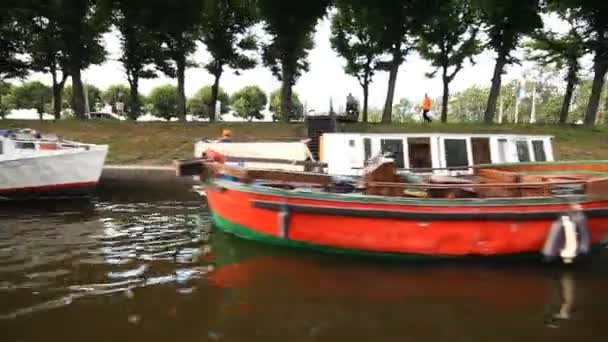 Caminando en un barco en San Petersburgo — Vídeo de stock