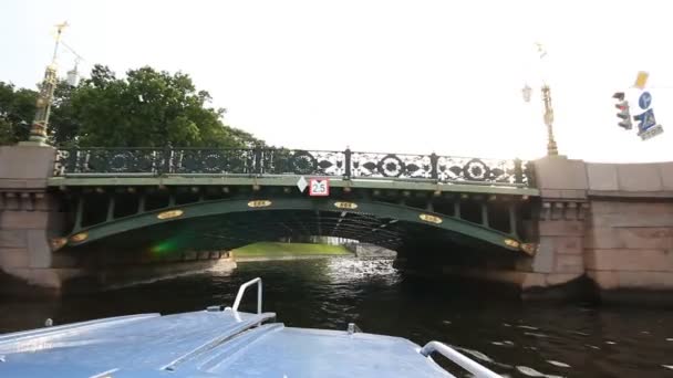 Прогулянки на човні в Санкт-Петербурзі — стокове відео
