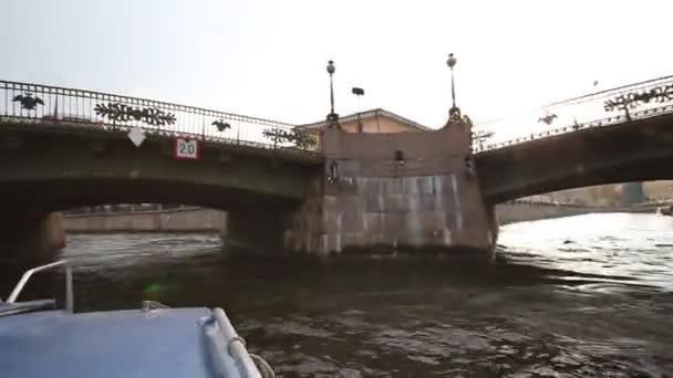 Caminando en un barco en San Petersburgo — Vídeo de stock