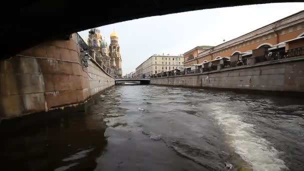 Прогулка на лодке в Санкт-Петербурге — стоковое видео