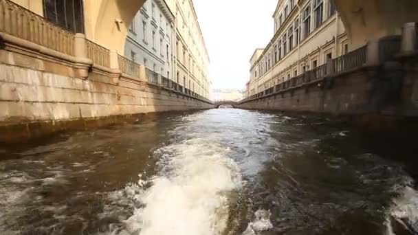 Прогулка на лодке в Санкт-Петербурге — стоковое видео