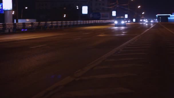 Tijdspanne van verkeer door gaan 's nachts — Stockvideo