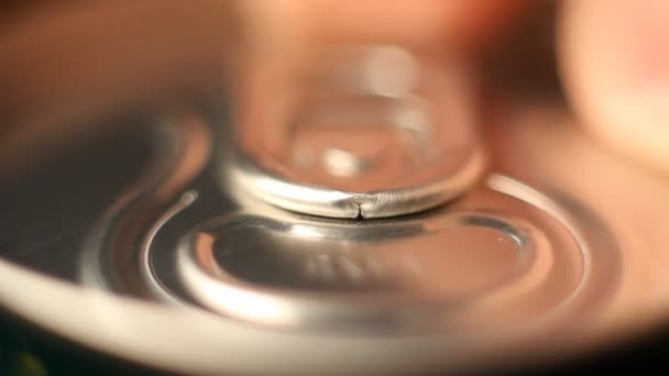 Primer plano de soda o cerveza puede abrir el tema de sonido de la apertura de latas — Vídeo de stock