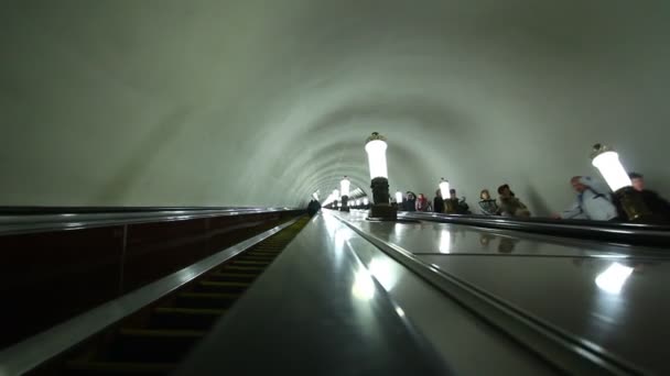 Metro yürüyen merdiven — Stok video