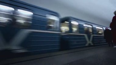 moscowskaya metro istasyonu, Moskova Tren geldiğinde