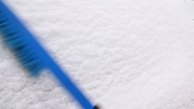 adam arabadan kar temizler