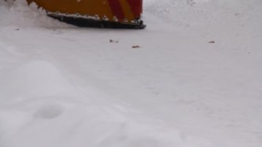 Traktör kar temizler