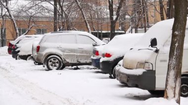 Araba beyaz kar ile kaplıdır