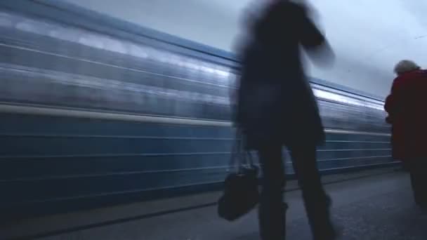 Zug erreicht Moskauer U-Bahn-Station — Stockvideo