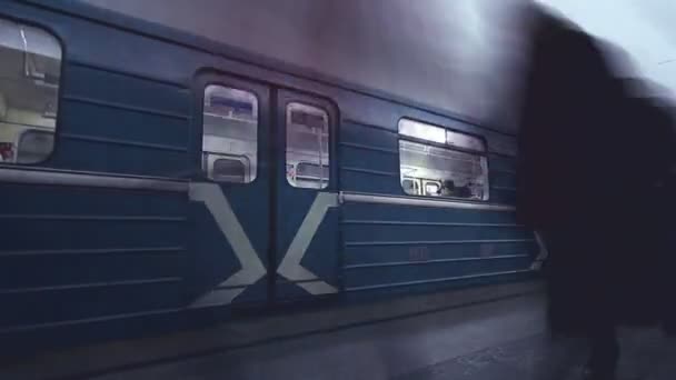 Moscowskaya metro istasyonu, Moskova Tren geldiğinde — Stok video