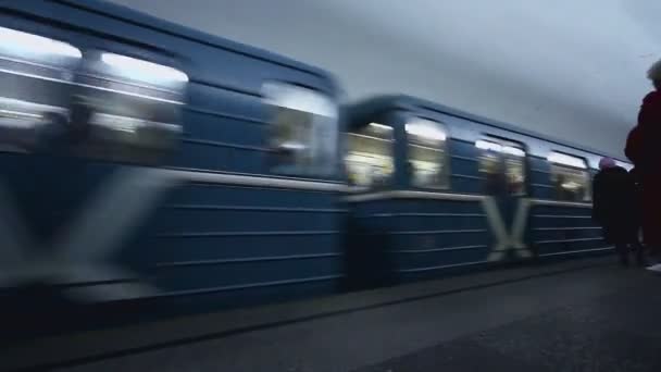 Trein aankomt op moscowskaya-metrostation in Moskou — Stockvideo
